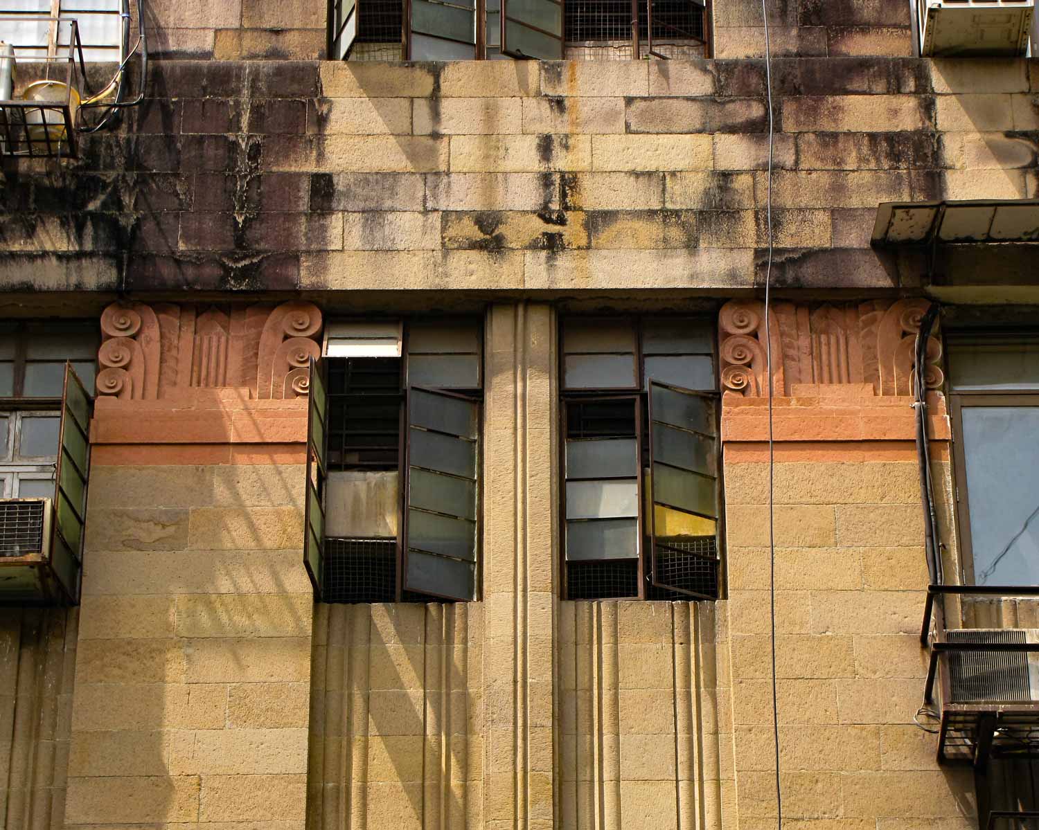 The Bell Building displays an Art Deco take on the Corinthian order. Source: Art Deco Mumbai
