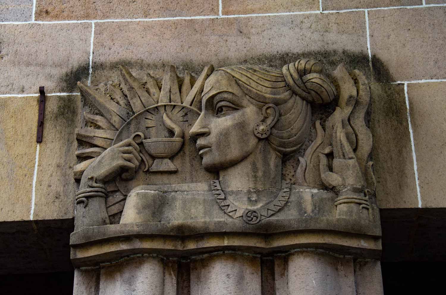 Bas-relief “capitals” on the pillars of the New India Assurance building. Source: Art Deco Mumbai