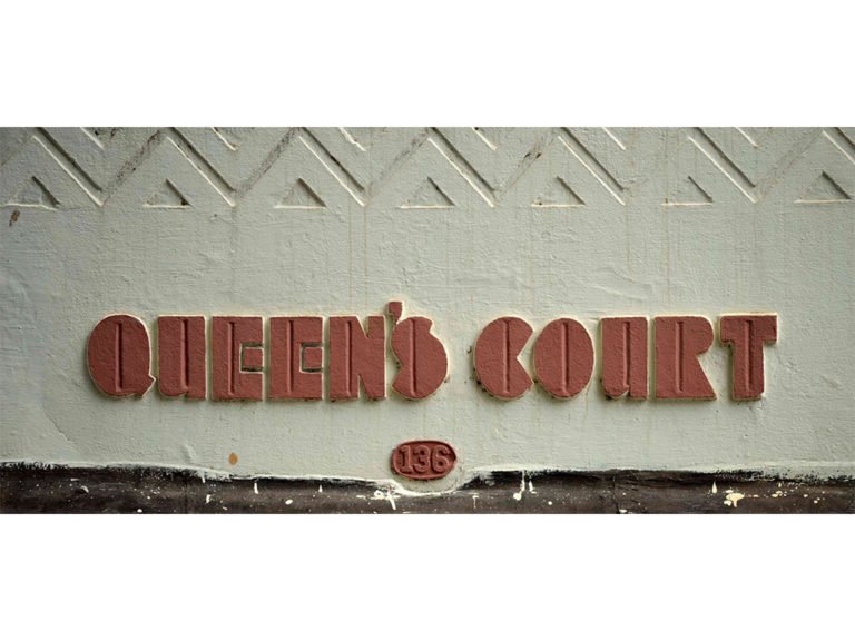 Lettering on Queen's Court, Maharshi Karve Road. Source: Art Deco Mumbai